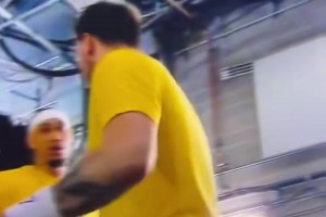 震惊，球队老大被“欺负”！🤣里夫斯“推搡”东契奇，海斯朝东契奇竖🖕