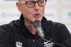 中国台北男篮教练赛后采访无奈！就差直接把卢俊翔三个字说出来了