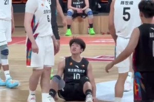 卧槽，炸裂啊！在野球场能这样扣篮，都是民间超级大神吧🤯